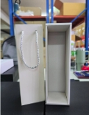 กล่องอาร์ตการ์ด พร้อมถุง 26*8.5*7CM มาตรฐาน สีครีม